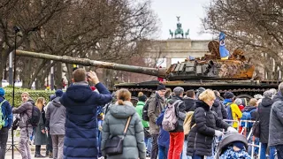Panzerwrack aus der Ukraine vor russischer Botschaft in Berlin