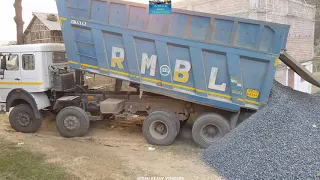 RMBL Truck Video | Tata 3118 TK Tipper Unloads Chips In A Congested Area | Indian Heavy Vehicles.