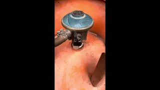 How to fix and detach gas regulator from a gas cylinder