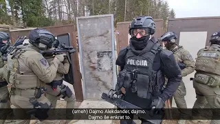 Novinar Aleksander v vlogi policijskega specialca 1, prvi del