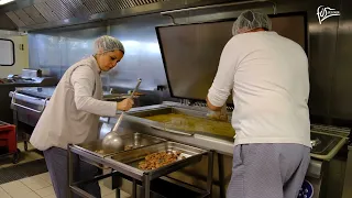 Les coulisses du repas de Noël dans les cantines de Fos-sur-Mer