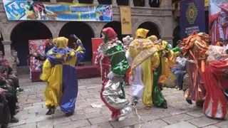 Candidatos a personajes del Carnaval paceño exhiben su alegría y coloridos trajes