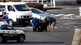 現場検証帰りの警察車両が先頭待ちする交差点の目の前で出前館と軽バンの事故発生！事故から7秒で警察が到着する珍しい事故の瞬間