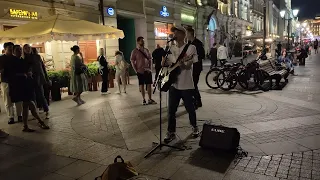 Руки Вверх - Он тебя целует - спел на Никольской улице музыкант при поддержке зрителей #Moscow