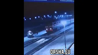 Девушка попала под поезд в Орше .