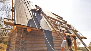 Off Grid Log Cabin S 2 Ep 12 / Teaching my Girlfriend Woodworking (Building Roof)