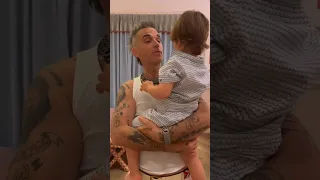 Robbie Williams sings ‘Angels’ with his children 🥺💜 #robbiewilliams #shorts