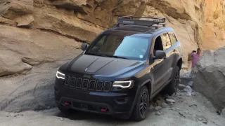 Jeep Grand Cherokee Trailhawk Off roading in Anza Borrego Sandstone Canyon