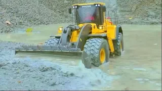 RC MACHINES WORK IN THE MUD! COOL RC DAY IN THE RAIN! BIG VEHICLES WORK IN THE SLUSH AND WATER