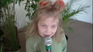 Duets "Končas" - Laura un Alise (8 gadi), dziesma "Ķengurēns".