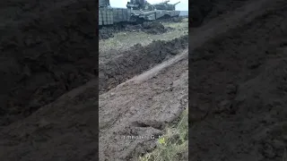 🇺🇦Колонна бронетехники укрофашистов ведет неравный бой с грязью, тормозя контрнаступление.