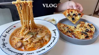 [자취vlog] 요리 먹방 일상 다 해먹는 브이로그ㅣ열라면 투움바, 간단 비지찌개, 만두피 피자, 일본 카레우동, 노브랜드 라밥, 순대튀김, 불닭볶음면ㅣ신라호텔 하객