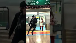 DANÇANDO NO METRO, TERIA CORAGEM? #shorts