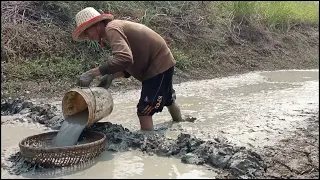 amazing fishing a fisherman skill spilling dry water catch by hand