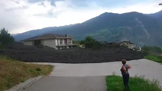 Une coulée de boue folle arrive subitement dans un village en Suisse !   Vidéo dailymotion