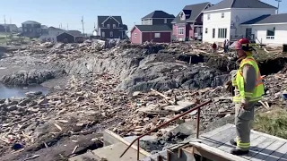 Канадцы разбирают обломки после мощного урагана «Фиона»