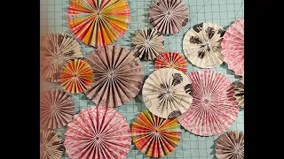 How to make a paper rosette with or without a scoring board