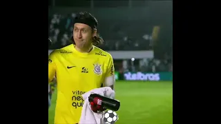 Torcedor do Santos invade o campo e tenta agredir o goleiro Cássio do Corinthians. Tentou voadora! 😱