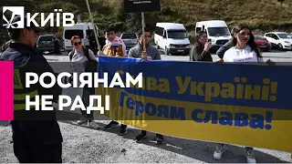 Росіян на кордоні з Грузією "зустрічають" протестувальники з українськими прапорами