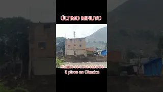 Casa de 3 pisos se desploma por huayco .