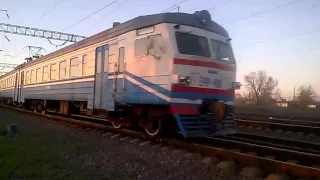 Электропоезд ЕР9П-4001 с пригородным поездом Купянск-Тополи