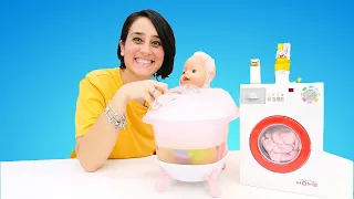 Un bel bagnetto per la bambola Baby Born prima di fare la nanna. Giochi per bambini. Come una mamma