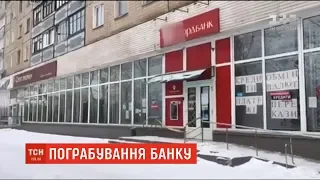 На Дніпропетровщині розшукують зловмисника, який пограбував банк та поранив касирку