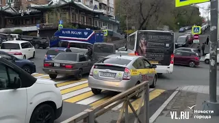 В пробке на Эгершельде стоит несколько автобусов со скучающими внутри людьми