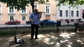 Майкл Гутман прикинулся уличным музыкантом в Одессе