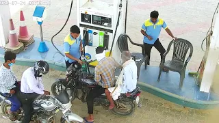 Bike Caught Fire at Petrol Pump | Never use the phone while filling (petrol) oil.