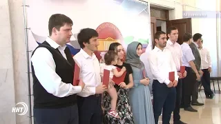 Выпускники ДГУ получили красные дипломы