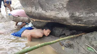 दुवालि थुनी माछा मार्दै | Villagers are fishing in river #nepalfishing