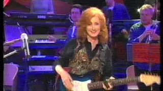 Bonnie Raitt - Love Sneakin' Up On You - Live