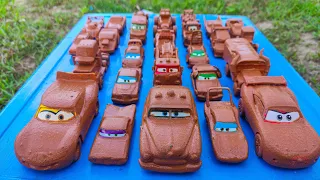 Clean up muddy minicar falling into the water & a convoys disney cars! Play in the garden