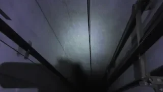 Как можно УПАСТЬ В ШАХТУ при попытке выбраться из застрявшего лифта?