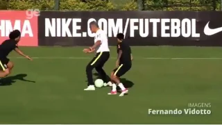 Neymar foi driblar Tite no treino da seleção e se deu mal