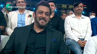 Salman Khan watching Ranveer Singh performance|| IFFI Goa 2021