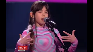 MENINA EMOCIONA JURADOS CANTANDO EM LIBRAS | Flashlight | FIA | THE VOICE KIDS 2023