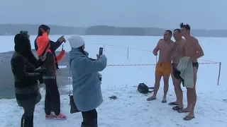 У житомирському гідропарку з самого ранку люди занурюються у крижану воду