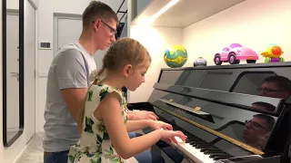 Аня и папа играют вместе на пианино минусовку песни «Упрямый папа»