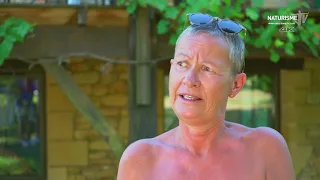 UNE FEMME NUE PARLE NATURISME SANS COMPLEXE