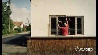 Max Grünzinger beim Fenster einbauen🍻