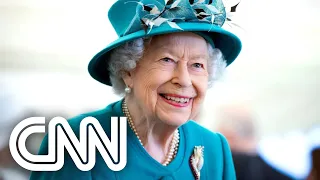 Anúncio da morte de Elizabethh II é pendurado no portão do Palácio de Buckingham | VISÃO CNN