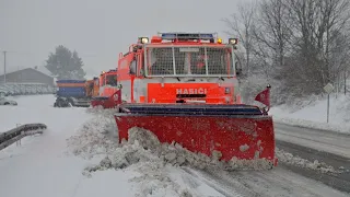 Tatry HZS MSK a JSDH obcí s pluhy a radlicemi při sněhové kalamitě v Ostravě - 2013