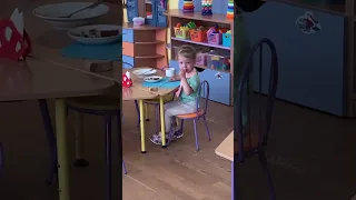 Машенька в детском саду кушает