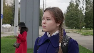 "Я была удивлена и испугана". Полиция пришла в школу к 17-летней стороннице Навального