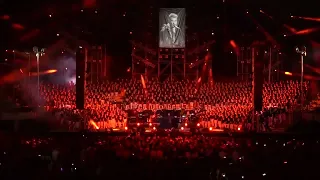 1000 choristes rendent hommage à Johnny Hallyday