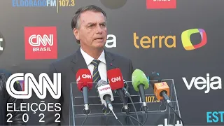 Jair Bolsonaro fala a repórteres antes do início do debate entre presidenciáveis | CNN 360°