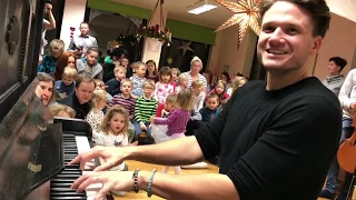 Ondřej Gregor Brzobohatý zpívá s dětmi z Fíčka Modlitbu