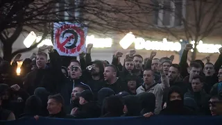 Bad Blue Boysi pjevaju pred hotelom Sheraton gdje se odvija skupština Dinama